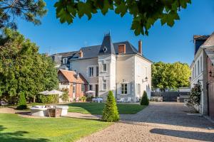 a large white house with a yard at Le Clos Richelieu in Amboise
