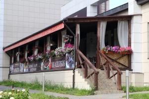 uma floricultura com flores na janela em Premier Hotel em Níjni Novgorod