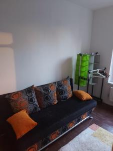 czarna kanapa siedząca w salonie w obiekcie Kamienica Toruń w Toruniu