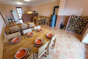 une salle à manger avec une table, des chaises et une cheminée dans l'établissement Penzion Schwarzenberský seník, à Třeboň