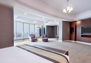 Televisyen dan/atau pusat hiburan di Best Plaza West Bay Hotel