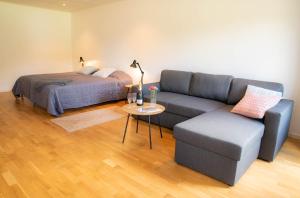 sala de estar con sofá y cama en Kungälv-Kode Golf Club Bed & Breakfast, en Kode