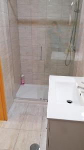 ヴィラ・ノヴァ・デ・ガイアにあるPortus Ribeira Houseのバスルーム(シャワー、シンク付)
