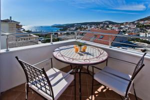 una mesa y sillas en un balcón con vistas en Apartments and Rooms Marija, en Hvar