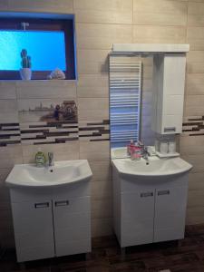 A bathroom at Kiscsillag apartman