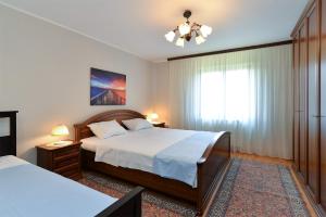 Postel nebo postele na pokoji v ubytování Apartments Valbandon 38