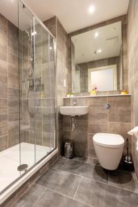 y baño con ducha, aseo y lavamanos. en The Westwood Apartments en Galway