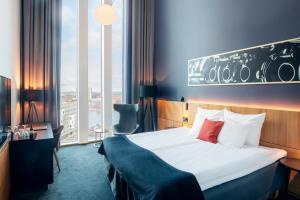 Säng eller sängar i ett rum på Clarion Hotel Malmö Live