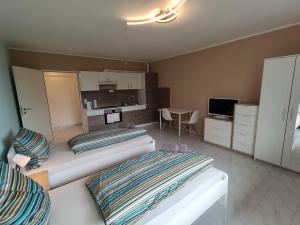 Habitación de hotel con 2 camas y cocina en Home at Friends' - City - Zu Hause bei Freunden, en Dortmund