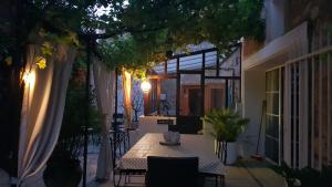 - une table et des chaises sur la terrasse la nuit dans l'établissement La Demeure du Pressoir, à Cuxac-dʼAude