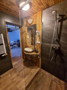 a bathroom with a shower with a glass door at Zajazd Teremulka in Poronin