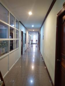 um corredor de um hospital com um longo corredor em SP Residence em Nakhon Phanom