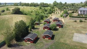 een luchtfoto van een groep hutten in een veld bij Zatoka Zabłockich in Żnin