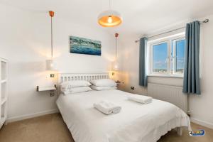 Ένα ή περισσότερα κρεβάτια σε δωμάτιο στο Am Byth - Luxury Cottage, Sea Views
