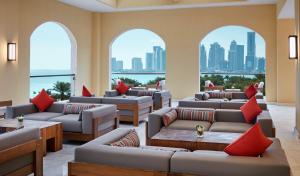 Een zitgedeelte bij InterContinental Doha Beach & Spa by IHG