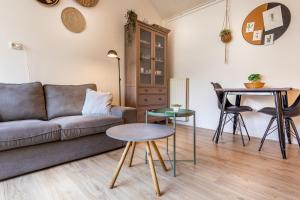 een woonkamer met een bank en een tafel bij Duinhuysje in Domburg