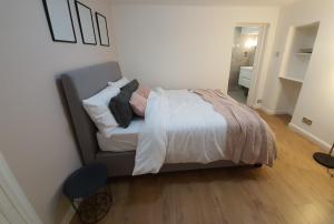 Double Room in Central London 객실 침대