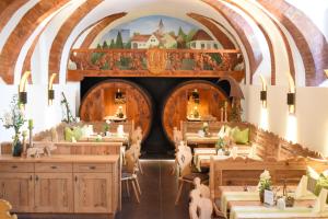 Restoran või mõni muu söögikoht majutusasutuses Gartenhotel Kloepferkeller