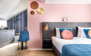 ein Schlafzimmer mit einem Bett und einem blauen Stuhl in der Unterkunft B&B Duinhuys in Domburg