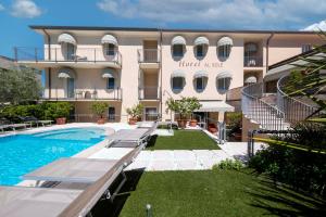 Bazén v ubytování Hotel Al Sole Bardolino nebo v jeho okolí