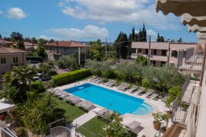 Bazén v ubytování Hotel Al Sole Bardolino nebo v jeho okolí