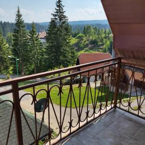balcone con vista sul cortile di Vikendica Vera a Mitrovac