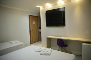 Televízia a/alebo spoločenská miestnosť v ubytovaní Hotel Uipi