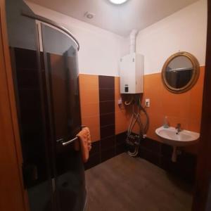 A bathroom at IKSZT Vendégház