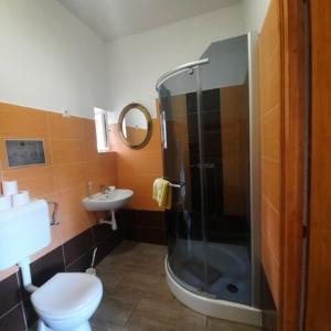 A bathroom at IKSZT Vendégház