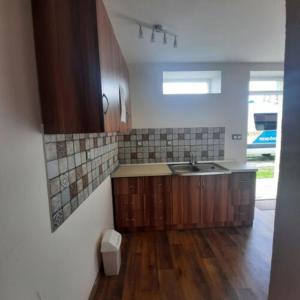 A kitchen or kitchenette at IKSZT Vendégház