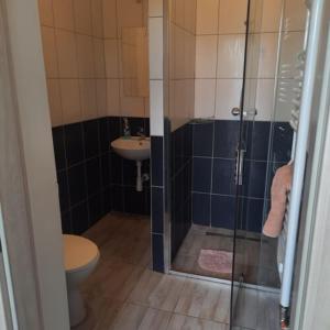 A bathroom at IKSZT Vendégház