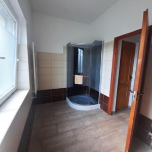 A bathroom at IKSZT Vendégház