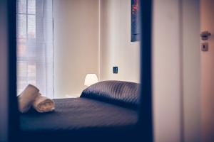 una persona acostada en una cama en un espejo en Travelershome 7Metri GuestHouse, en Ciampino