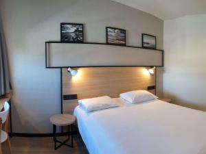 Ένα ή περισσότερα κρεβάτια σε δωμάτιο στο ibis Ciboure Saint-Jean-de-Luz