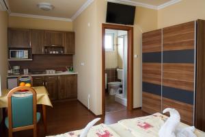 A kitchen or kitchenette at Aura Apartman