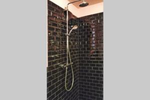 O baie la Ferienwohnung in seenaher Künstlervilla in Gstadt +36 fotografii