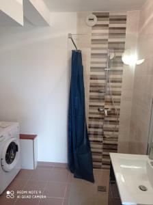 La salle de bains est pourvue d'une douche et d'un lave-linge. dans l'établissement la ferme de fenivou, à Boulieu-lès-Annonay