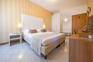 Postel nebo postele na pokoji v ubytování Hotel Al Sole Bardolino