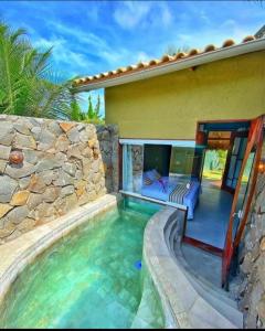 una piscina frente a una casa en Canoé Brasil, en Praia de Moitas