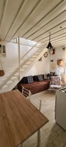 ein Wohnzimmer mit einem Holztisch und einem Sofa in der Unterkunft Life takes us to unexpected places in Zapuntelo