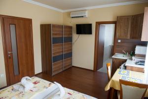 A television and/or entertainment centre at Aura Apartman