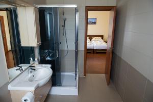 A bathroom at Aura Apartman