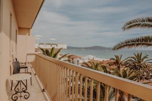 a balcony with a view of the beach and the ocean at Lampada di Aladino in Follonica