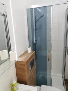 Ένα μπάνιο στο Reda apartments