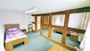 Un dormitorio con dos literas en una habitación. en Zur Krone - Ferienhaus 2, en Widdershausen