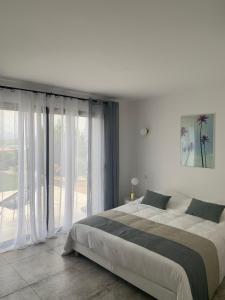 Postel nebo postele na pokoji v ubytování LES VILLAS DU DOMAINE NAPOLEON CORSICA vue mer et piscine