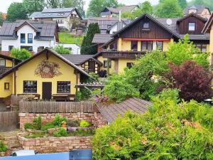 Webers Ferienwohnungen في Hilders: مجموعة من المنازل على تلة مع