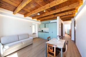- un salon avec un canapé et une table dans l'établissement Casa Castagna 1620, à Mergozzo