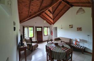 Uma área de estar em Cabañas Normana Inn