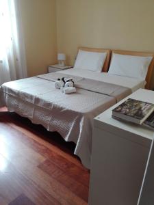 two stuffed animals are sitting on a bed at Country House Martina in Castelnuovo Berardenga